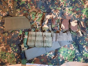 Afbeelding van emerson padded belt in od green met pouches en magazijn rig
