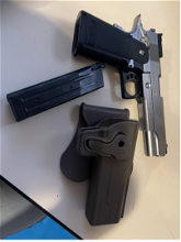 Afbeelding van Hi-Capa pistool met holster
