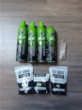 Afbeelding van 4 flessen WE Green gas, 3 zakken BB's