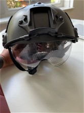 Afbeelding van Tactische helm met geintergreerde veiligheidsbril (uniek)